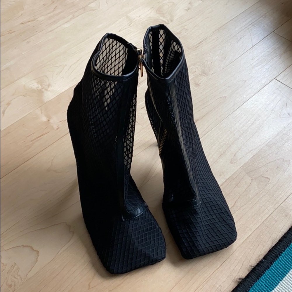 Square toe mesh booties